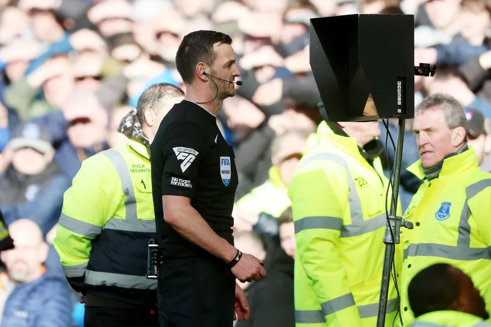 开云体育在线-体育场上意外发生，裁判组动用VAR技术的简单介绍