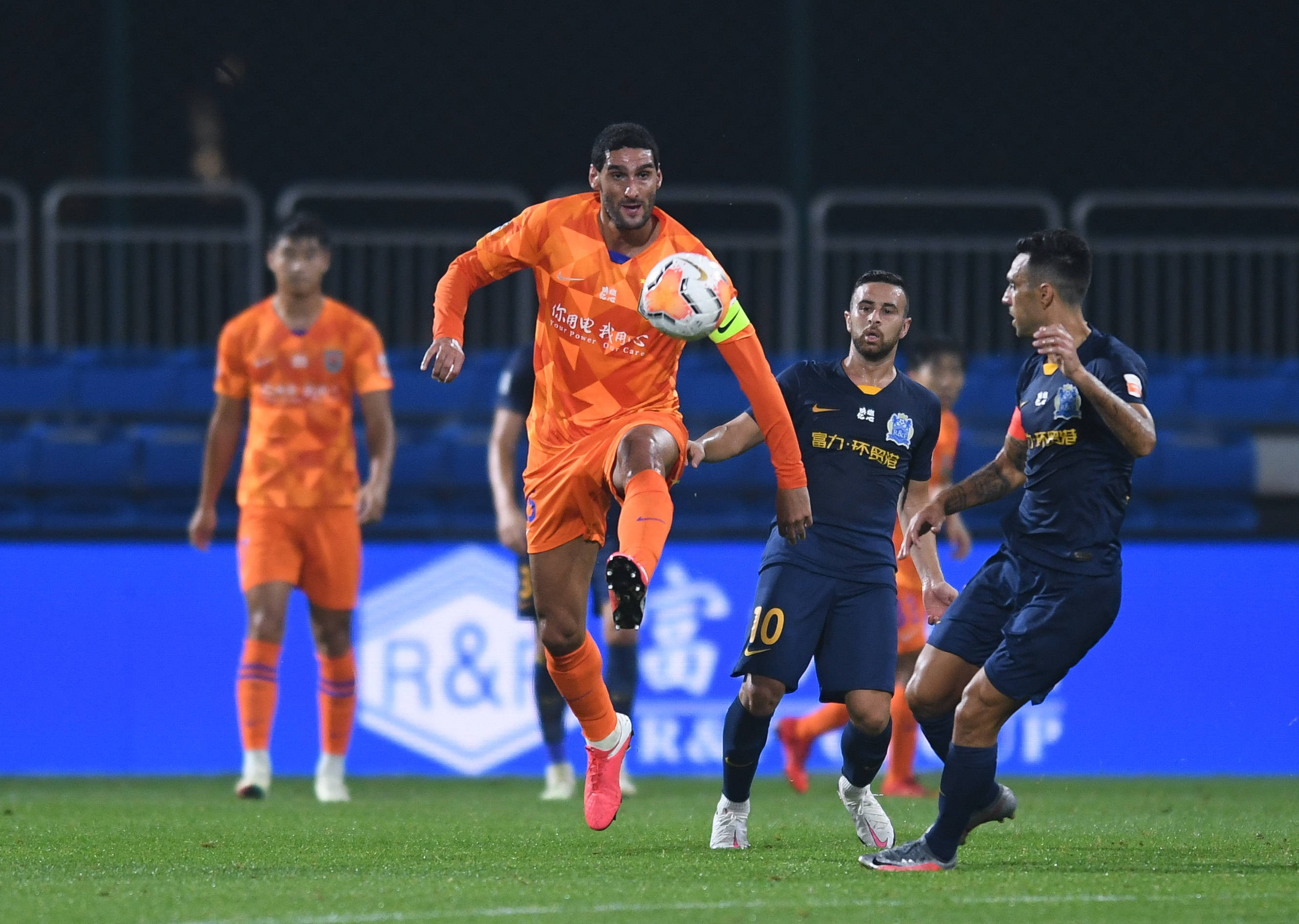 广州富力大胜山东鲁能，实力派对决拼尽全力的简单介绍